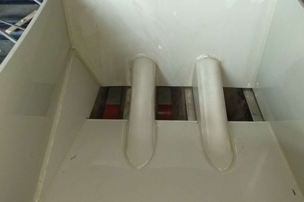 Большой приемный бункер как для ручной, так и для механизированной подачи рыбы